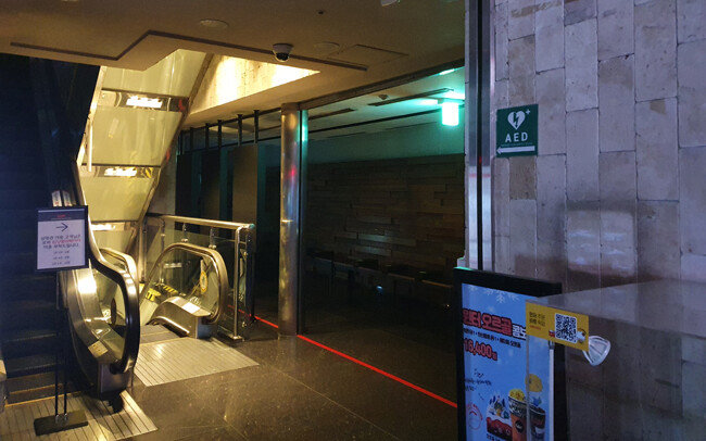 4월 22일 서울 한 영화관 내부. 주위가 어둡고 직원이 없어 방향 안내를 보더라도 자동심장충격기를 찾을 수 없었다. [박재균 제공]
