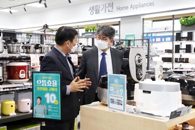 으뜸효율 가전제품 환급사업은 신종 코로나바이러스 감염증 확산으로 위축된 소비 심리를 되살리기 위한 것으로, 가전제품 구매비용의 10%를 돌려준다. [동아DB]