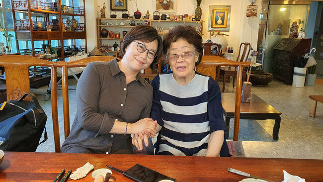 6월 26일 대구 남구 한 찻집에서 일본군 위안부 피해자 이용수 할머니와 이나영 정의기억연대 이사장이 만났다. [이용수 할머니 측근 A씨 제공] 
