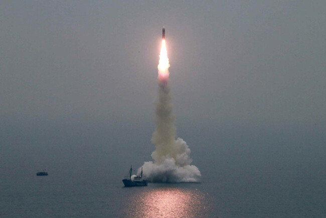 노동신문은 지난해 10월 3일 “동해 원산만 수역에서 새형의 잠수함탄도탄(SLBM) ‘북극성-3’형 시험발사를 성공적으로 진행했다”고 보도했다. [노동신문 캡처]