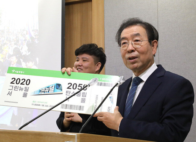 7월 8일 서울시청 브리핑룸에서 2조6000억 원을 투입하는 ‘서울판 그린뉴딜’ 계획에 대해 설명하는 박원순 서울시장. ‘서울판 그린뉴딜’은 박 시장이 마지막으로 직접 발표한 정책이 됐다. [뉴시스]