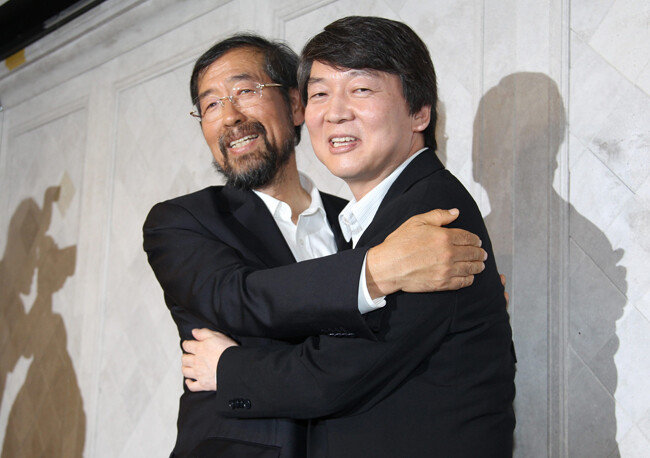 2011년 9월 6일 박원순 당시 희망제작소 상임이사와 안철수 당시 서울대 융합과학기술대학원장이 서울시장 후보 단일화에 합의한 뒤 포옹하고 있다. [동아DB]