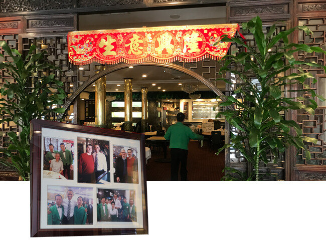 6월 27일 미국 샌프란시스코 차이나타운의 유명 식당 ‘그레이트 이스턴 레스토랑(Great Eastern Restaurant)’이 손님 없이 텅 비어 있다(위). 식당을 방문한 버락 오바마 전 대통령, 팀 쿡 애플사 최고경영자 등 유명인사들이 남긴 사진. 