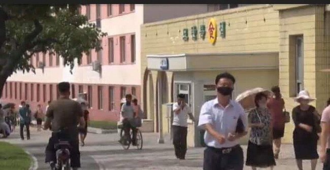 자전거를 탄 이들도 마스크를 쓰고 있다.