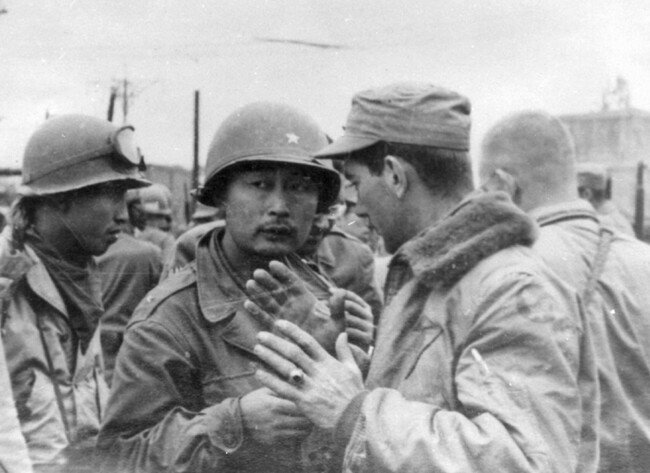 1950년 10월 20일 평양 진격 때 대동강 인근 선교리에서 미군 공군연락장교와 함께 미1기병사단의 위치를 파악하는 백선엽 장군. [동아 DB]