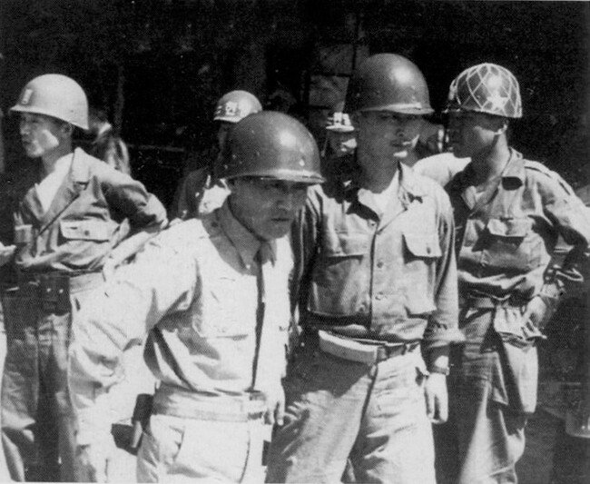 1950년 8월 23일 낙동강 최전선 다부동에서 신성모 국방부장관을 안내하는 백선엽 장군. [동아DB]