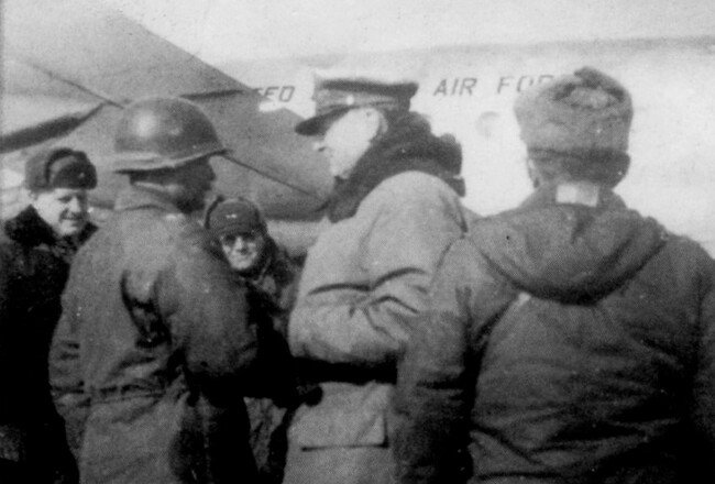 1951년 1월 28일 수원비행장에 도착한 맥아더 원수가 마중 나온 백선엽 장군과 반갑게 악수하고 있다. [동아DB]