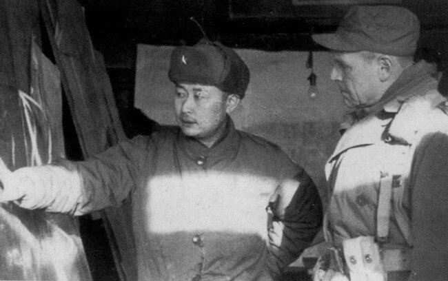 1951년 2월, 리지웨이 유엔군 사령관에게 서울 재탈환 작전 계획을 보고하는 백선엽 장군. [동아DB]