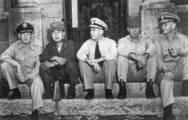 1951년 7월 16일 휴전회담에서 휴식을 취하는 UN측 대표단. 왼쪽부터 크레이기 소장, 백선엽 장군, 조이 제독, 호디스 소장, 버크 제독. [동아DB]