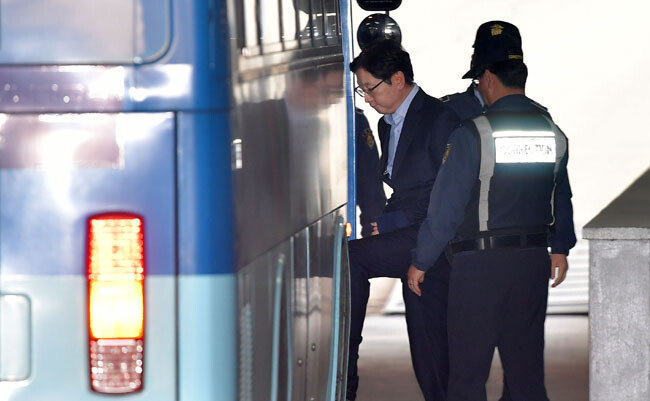 드루킹 댓글 조작에 가담한 혐의로 1심에서 실형을 선고받고 법정 구속된 김경수 경남지사가 지난해 3월 19일 항소
심 첫 공판을 마친 뒤 호송차에 오르고 있다. [동아DB]