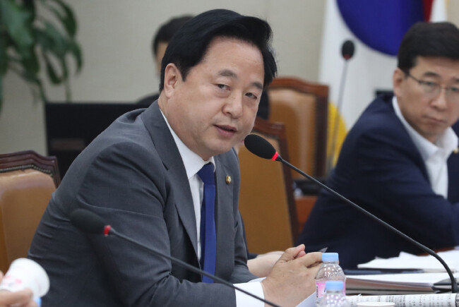 6월 17일 김두관 더불어민주당 의원이 국회에서 열린 기획재정위원회 전체회의에서 홍남기 경제부총리 겸 기획재정부 장관에게 질의하고 있다. [ 뉴스1]