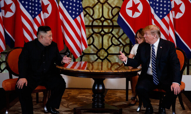 지난해 2월 28일 베트남 하노이 메트로폴호텔 회담장에서 김정은 북한 국무위원장과 도널드 트럼프 미국 대통령이 회담하고 있다. [AP=뉴시스]