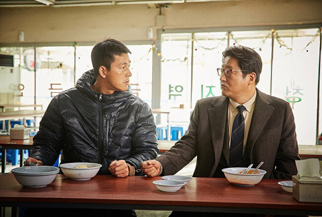 2017년 개봉한 영화 ‘강철비’는 북한 핵무기 절반을 한국이 넘겨받으면서 끝난다. [와이웍스엔터테인먼트 제공]