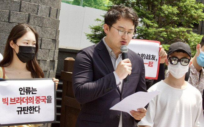 6월 4일 서울 명동 중국대사관 앞에서 ‘6·4 천안문 학살 31주년 추모 및 홍콩 민주화 지지’ 기자회견을 하는 김수현 전대협 의장. [전대협 제공]