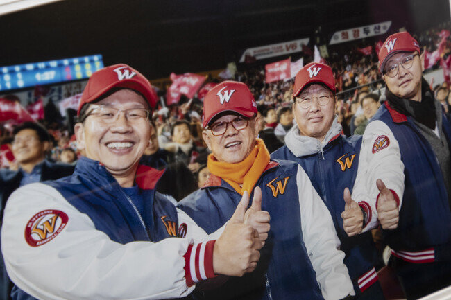 2018년 SK와이번스가 한국시리즈에서 우승했을 때 잠실야구장에서 ‘엄지척’을 하며 기쁨을 나누고 있는 SK가(家) 4형제. 왼쪽부터 최창원 SK디스커버리 부회장, 최신원 SK네트웍스 회장, 최태원 SK 회장, 최재원 SK 수석부회장. [동아DB]