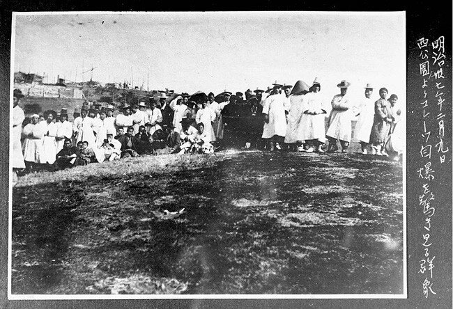 1904년 2월 9일 인천 제물포항에서 일본 해군의 공격으로 침몰하는 러시아 여객선 ‘순가리호’를 지켜보는 조선인들. [동아DB]  
