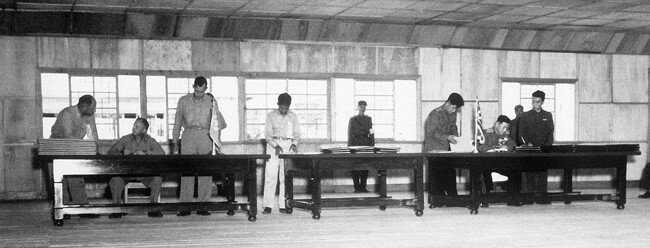 1953년 7월 27일 정전협정 조인식. [미국국립문서기록관리청 제공]
