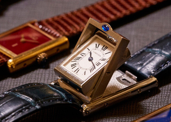 시계가 위로 들리는 CARTIER Basculante.
