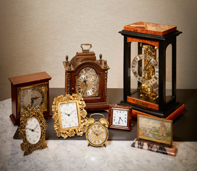왼쪽 하단부터 Style built(1960년대), Linden(1960년대), Peter(1970년대), Cartier(1970년대), 브랜드 불명(1960년대), 
BULL BEDFORD(1960년대), WARMINK(1960년대), 
Franz Hermle(1980년대) 시계. 