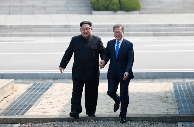 2018년 4월 27일 문재인 대통령과 김정은 북한 국무위원장이 함께 손을 잡고 판문점 분단선을 넘어 남쪽으로 건너오고 있다. [원대연 동아일보 기자] 