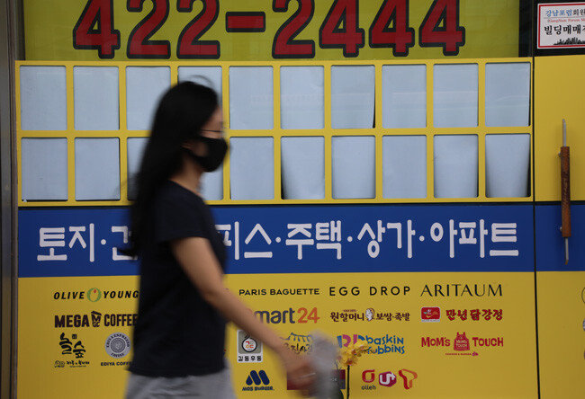 전세 매물이 줄어 텅 빈 부동산중개업소의 매물 알림 게시판. [동아DB]