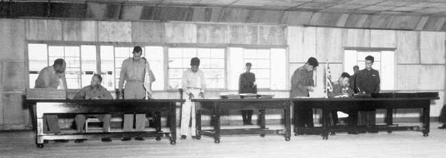 1953년 7월 27일 정전협정 조인식. [미국국립문서기록관리청 제공]