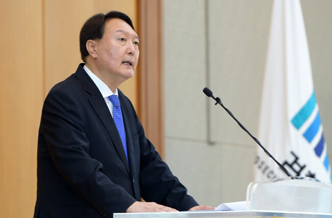 윤석열 검찰총장이 8월 3일 서울 서초구 대검찰청 강당에서 열린 신임 검사 신고식에서 발언하고 있다. [대검찰청 제공]