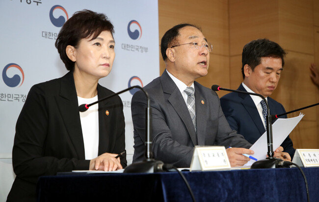 홍남기 경제부총리 겸 기획재정부 장관(가운데)과 김현미 국토교통부 장관(왼쪽), 서정협 서울시장 권한대행이 8월 4일 정부서울청사에서 ‘서울권역 등 수도권 주택 공급 확대 방안’을 발표하고 있다. [동아DB]