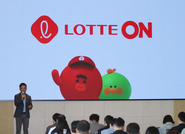 4월 27일 서울 송파구 롯데
월드타워에서 열린 ‘롯데온
전략발표회’에서 조영제 롯
데쇼핑 이커머스사업부 대표
가 발언하고 있다. [롯데쇼핑 제공]