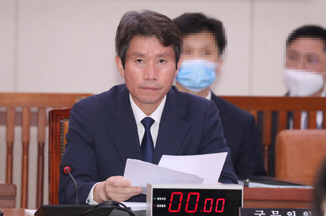8월 3일 이인영 통일부
장관이 국회 외교통일
위원회 전체회의에 출
석해 대북전단 살포를
금지하는 남북교류협
력법 개정안 등에 대해
논의하고 있다. [김동주 동아일보 기자]