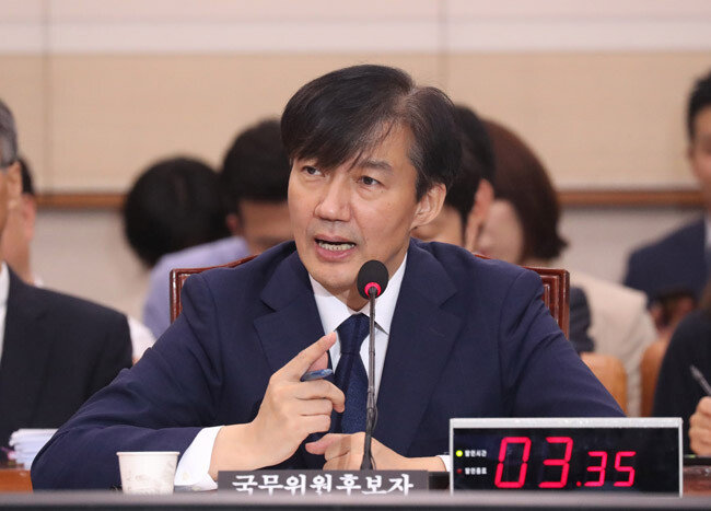 2019년 9월 6일 서울 여의도 국회 법제사법위원회 회의장에서 열린 조국 당시 법무부 장관 후보자 인사청문회에서 조 후보자가 의원들의 질의에 답하고 있다. [안철민 동아일보 기자]