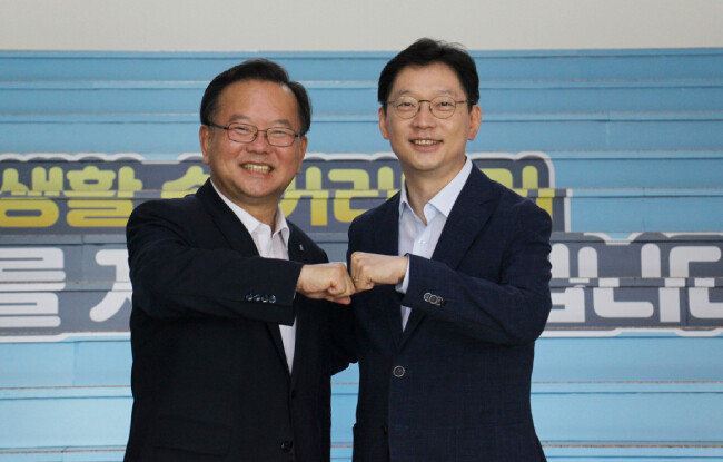 7월 18일 경남도청을 방문한 김부겸 후보가 김경수 경남지사와 인사를 하고 있다. [김부겸 캠프 제공]