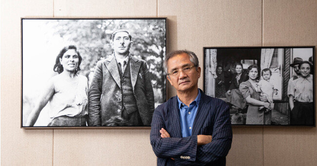 임지현 교수 뒤에 있는 사진들은 독일 사진작가 한스 벤첼이 1930년대 독일 동부에서 찍은 ‘집시’의 모습이다. 이후 ‘집시’는 나치에 의해 학살당했다. [조영철 기자] 