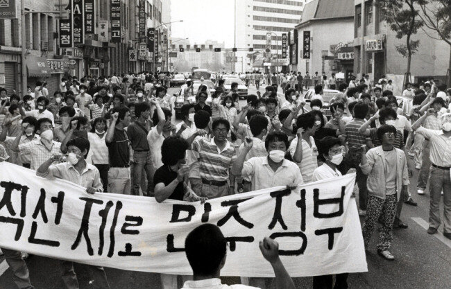 1987년 6월 시민들이 대통령 직선제를 요구하며 서울시내를 행진하고 있다. [동아DB]