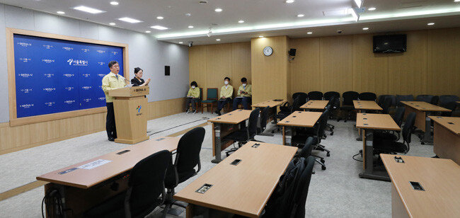 서정협 서울시장 권한대행이 8월 19일 서울시청 브리핑룸에서 온라인으로 코로나19 정례브리핑을 진행하고 있다. 이날 서 권한대행은 “사랑제일교회 관련 진단검사 및 역학조사 과정에서 행정력과 예산 낭비를 초래한 부분에 대해 구상권을 청구해 강력 대응하겠다”고 밝혔다. [뉴스1]