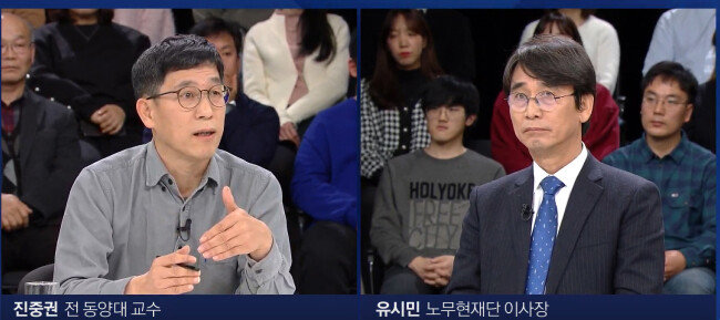 유시민 전 장관과 진중권 전 동양대 교수가 1월 1일 경기 고양시 일산 JTBC 스튜디오에서 열린 JTBC 신년특집 토론회에서 ‘한국 언론, 어디에 서 있나’를 주제로 토론하고 있다. [JTBC 캡쳐]