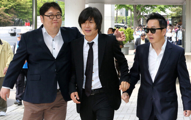 주진우 당시 시사IN 기자(가운데)가 공직선거법상 허위사실 공표 혐의로 영장실질심사를 받기 위해 김용민 시사평론가(왼쪽), 정봉주 전 의원과 함께 2013년 5월 14일 서울 서초구 서울중앙지법으로 들어서고 있다. [전영한 동아일보 기자]
