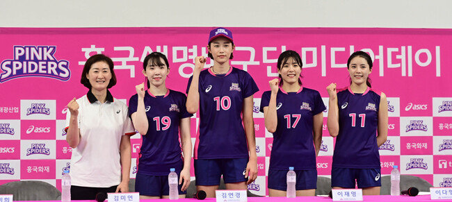 7월 29일 경기 용인시 기흥구 흥국생명연수원에서 흥국생명 여자배구단 훈련 미디어데이가 열렸다. 박미희 감독, 김미연, 김연경, 이재영, 이다영(왼쪽부터)이 기자간담회에서 포즈를 취하고 있다.