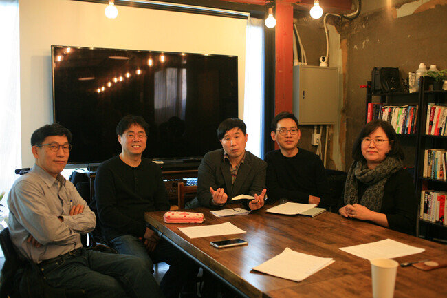 ‘조국흑서’ 출간을 위해 모인 진중권 전 동양대 교수(왼쪽부터), 김경률 회계사, 서민 단국대 교수, 강양구 TBS 과학전문기자, 권경애 변호사. [천년의 상상 제공]