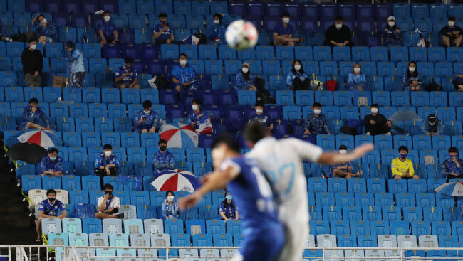 코로나19 여파로 무관중으로 진행되던 프로축구 K리그가 유관중 경기로 전환했다. 8월 2일 경기 수원시 수원월드컵경기장에서 열린 수원 삼성 블루윙즈와 대구FC 간 경기에서 관중이 거리를 두고 앉아 경기를 지켜보고 있다. [뉴스1]