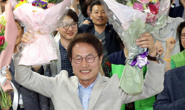2018년 6월 13일 서울시교육감 선거에서 당선된 뒤 
환하게 웃는 조희연 교육감. 이 선거로 전국 17개 시·도 가운데 14곳 교육을 진보 교육감이 총괄하게 됐다. [뉴스1]