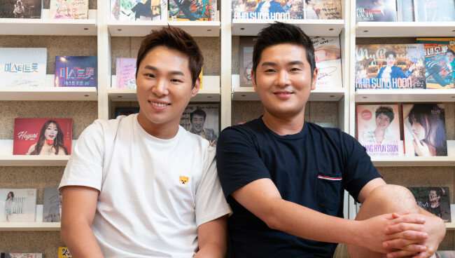 서울 논현동 인근에 있는 ‘알고 보니 혼수상태’의 작업실 벽면에는 송대관·태진아·장윤정·홍진영·박현빈·송가인·영탁·김호중·정동원 등 유명 트로트 가수들의 앨범 200장이 걸려 있다. [홍태식 객원기자]