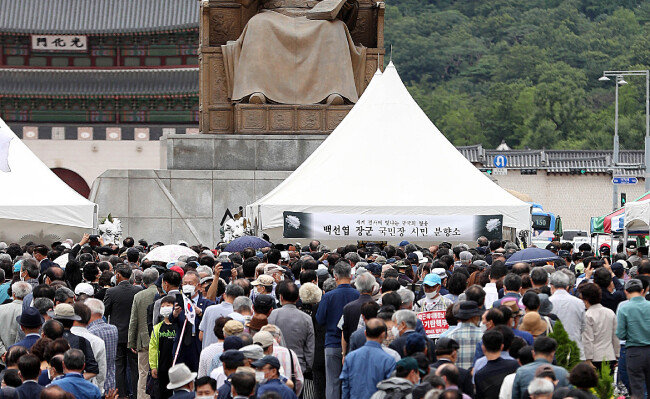 고 백선엽 예비역대장의 영결식을 하루 앞둔 7월 14일 서울 종로구 광화문광장에 마련된 시민분향소에는 조문객들의 발길이 이어졌다. [뉴시스]