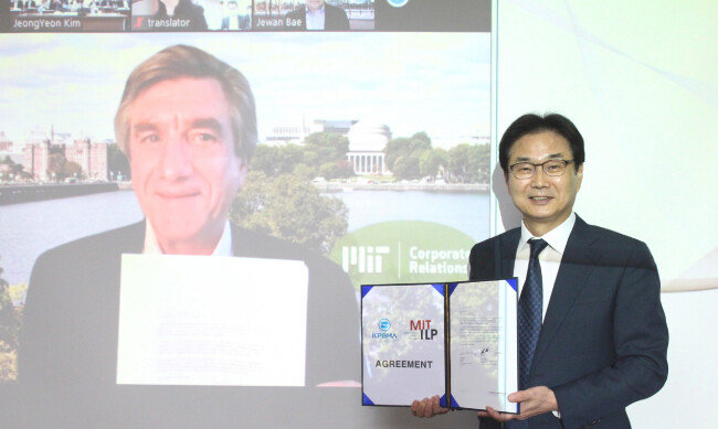 6월 12일 서울 서초구 한국제약바이오협회에서 개최한 MIT ILP 화상 협약식에서 원희목 협회장(오른쪽)과 칼 코스터 MIT ILP 대표가 협약서를 들고 포즈를 취하고 있다. [한국제약바이오협회 제공]