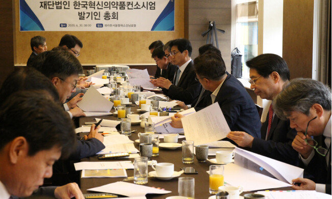6월 30일 서울 서초구 쉐라톤서울팔래스강남호텔에서 열린 한국혁신의약품컨소시엄(KIMCo) 발기인 총회에서 원희목 한국제약바이오협회장(오른쪽 앞에서 네 번째)이 설립 취지를 설명하고 있다. [한국제약바이오협회 제공]