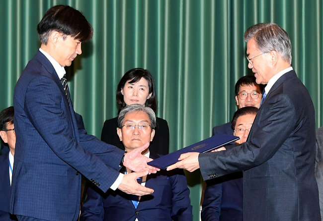 문재인 대통령이 2019년 9월 9일 청와대에서 조국 신임 법무부 장관에게 임명장을 수여하고 있다. [청와대 사진기자단]