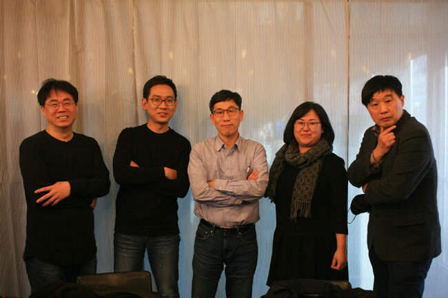 ‘한번도 경험해보지 못한 나라’ 출간을 위해 모인 김경율 회계사, 강양구 TBS 과학전문기자, 진중권 전 동양대 교수, 권경애 변호사, 서민 단국대 교수.(왼쪽부터) [천년의 상상 제공]