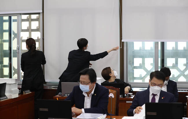 8월 26일 서울 여의도 국회에서 열린 보건복지위원회 전체회의에서 국회 사무처 직원들이 코로나19 확산 방지를 위해 환기를 시키고 있다. [뉴스1]