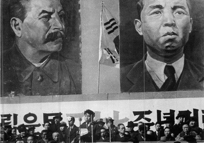 1948년 9월 북한 정권 수립 직후 내각 청사 앞에서 소련군 민정사령부의 주요 간부와 북조선노동당의 주요 계파를 대표하는 당 중앙위원들이 기념촬영을 하고 있다. [미디어한국학 제공]