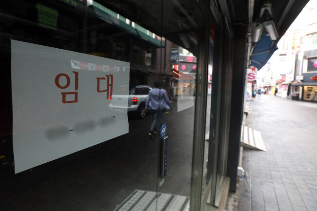 8월 27일 서울 명동 한 매장에 ‘임대 문의’ 안내문이 걸려 있다. [뉴스1]